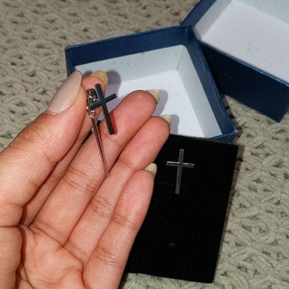 Silver cross dangle E-boy style earrings - Picture 2 of 2